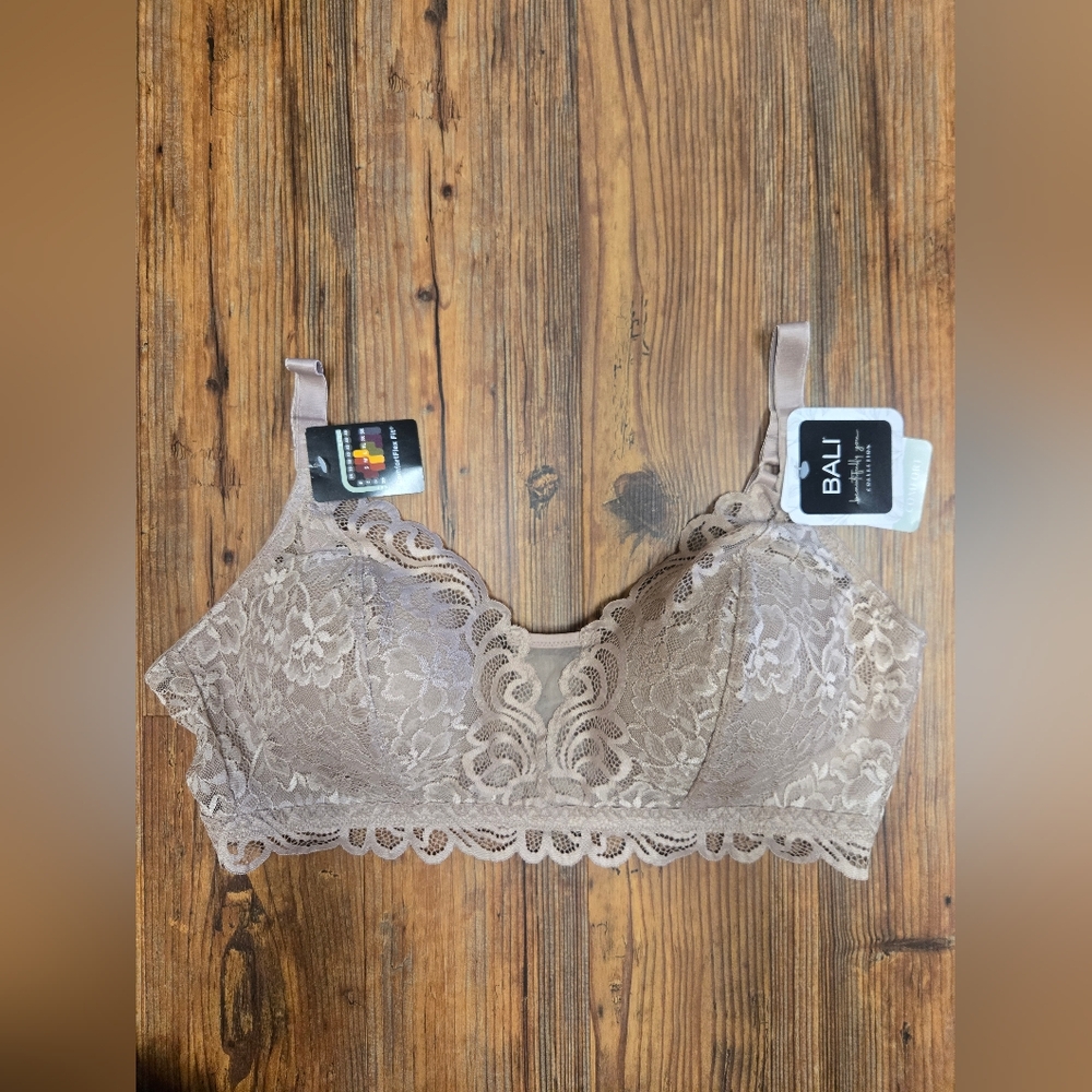 Bali M/ L beige Bra Nwt gorgeous lace soft comfy wireless adj. conv. straps